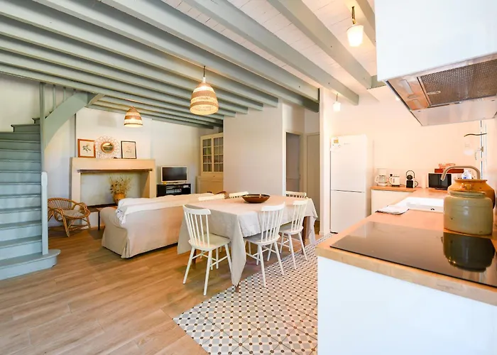 Дом отдыха Petite Rousserie Sur Domaine La Rousserie Cadillac-en-Fronsadais